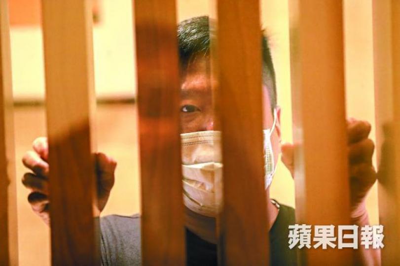 釋囚文仔(化名)曾被懲教人員發現身上有瘀傷,以為他與囚友打架,虐打他作懲罰。梁志永攝O仔(化名)表示監獄潛規則是不能舉手投訴,出獄後因怕事故不想追究。林啟成表示關注組2017年收到80個青少年犯被虐打投訴。 釋囚文仔(化名)曾被懲教人員發現身上有瘀傷,以為他與囚友打架,虐打他作懲罰。梁志永攝O仔(化名)表示監獄潛規則是不能舉手投訴,出獄後因怕事故不想追究。林啟成表示關注組2017年收到80個青少年犯被虐打投訴。