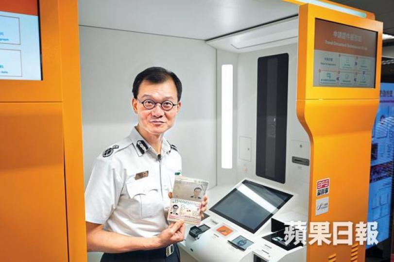 入境處助理處長陳天賜指,在自助站拍照可避免證件相背景顏色不一致問題。梁志永攝 入境處助理處長陳天賜指,在自助站拍照可避免證件相背景顏色不一致問題。梁志永攝