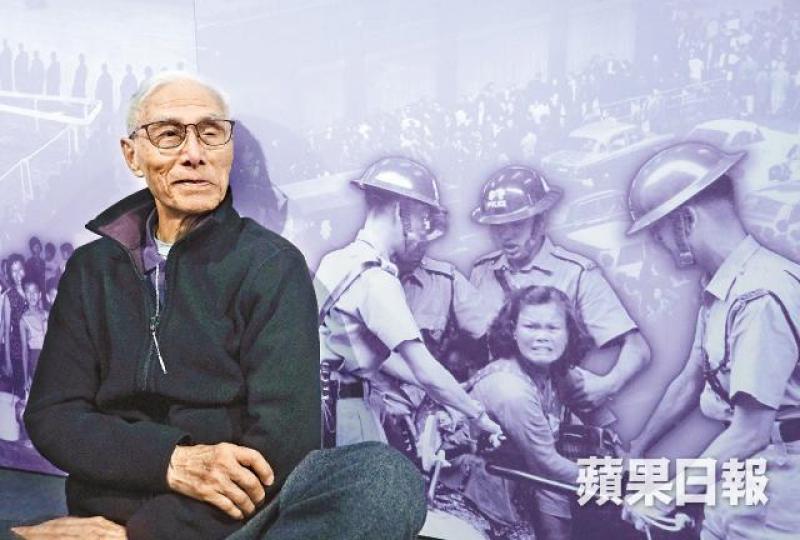 陳橋退休前獲英女皇頒授榮譽勳章表揚對新聞攝影的貢獻,是香港有史以來唯一獲此殊榮的攝影記者。上世紀七十年代,數以千計越南難民被安置在難民營。1966年獲頒發年度最佳新聞圖片獎,照片是一名女子在豪雨中失足滑倒,慢快門捕捉到動感的瞬間。1984年簽署中英聯合聲明後,股市表現良好,遠東證券交易所一名交易員與同行交流後咧嘴一笑。1967年5月12日警方在東頭村發射催淚瓦斯後,驅逐左派示威者。 陳橋退休前獲英女皇頒授榮譽勳章表揚對新聞攝影的貢獻,是香港有史以來唯一獲此殊榮的攝影記者。上世紀七十年代,數以千計越南難民被安置在難民營。1966年獲頒發年度最佳新聞圖片獎,照片是一名女子在豪雨中失足滑倒,慢快門捕捉到動感的瞬間。1984年簽署中英聯合聲明後,股市表現良好,遠東證券交易所一名交易員與同行交流後咧嘴一笑。1967年5月12日警方在東頭村發射催淚瓦斯後,驅逐左派示威者。