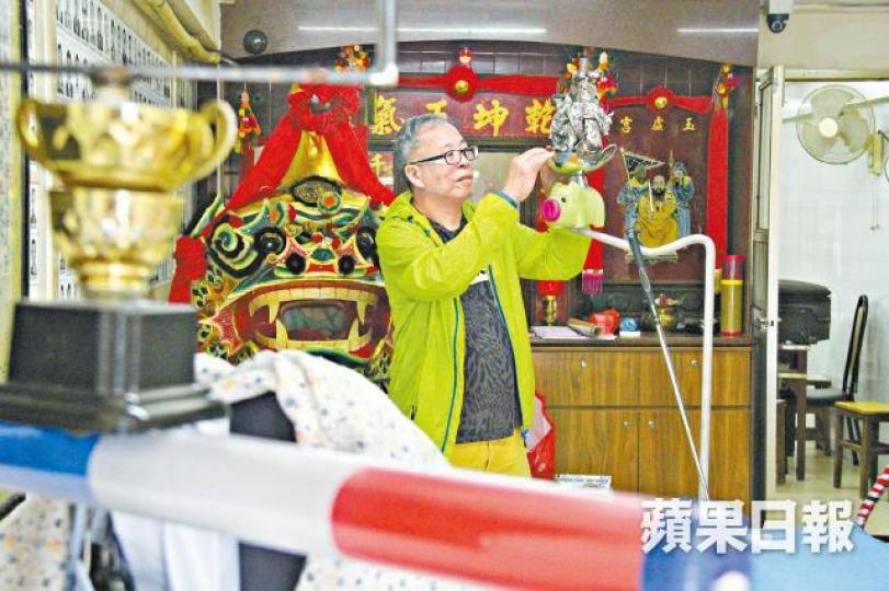 黃師傅每架飄色巡遊車均經過考量和設計,並吸收即時資訊後再微調。【林鄭月娥】3歲的潘知悅飾演特首林鄭月娥,站在離地近三米的支架上毫無懼色,還懂得揮手微笑。2010年的「廿蚊張」(左圖)和2013年諷刺湯顯明的「吾湯唔水」(右圖)是黃師傅得意之作。明日長洲將舉行太平清醮活動。 黃師傅每架飄色巡遊車均經過考量和設計,並吸收即時資訊後再微調。【林鄭月娥】3歲的潘知悅飾演特首林鄭月娥,站在離地近三米的支架上毫無懼色,還懂得揮手微笑。2010年的「廿蚊張」(左圖)和2013年諷刺湯顯明的「吾湯唔水」(右圖)是黃師傅得意之作。明日長洲將舉行太平清醮活動。