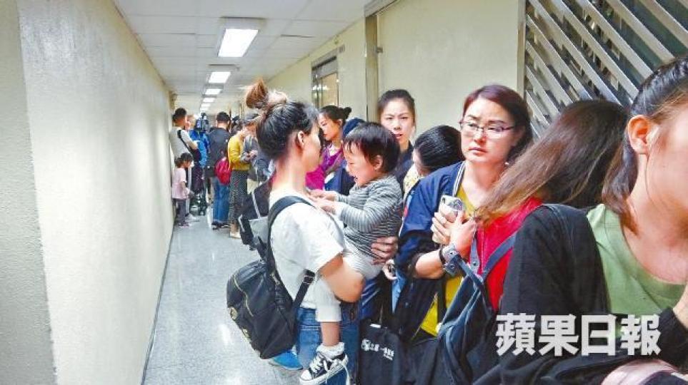 約50內地客得悉HPV疫苗藥廠的打假聲明後,聚集診所要求退款。梁澤岡攝 約50內地客得悉HPV疫苗藥廠的打假聲明後,聚集診所要求退款。梁澤岡攝