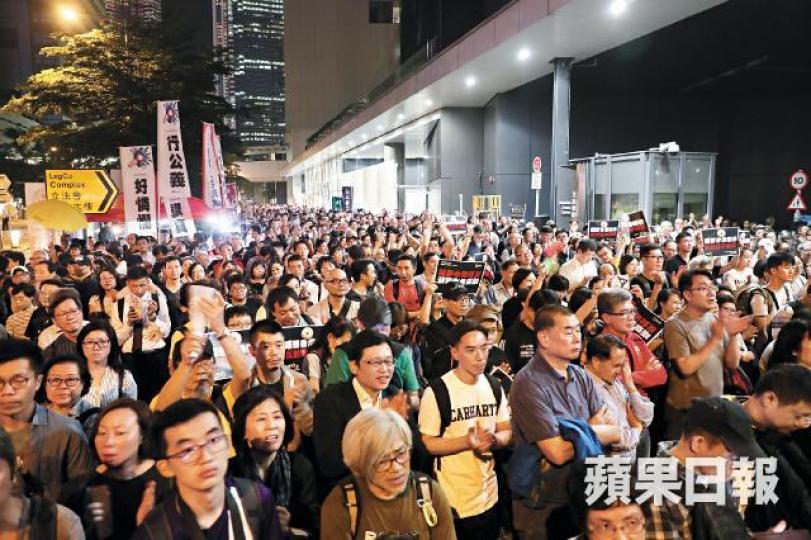 近4,000人昨出席民陣集會為民主派打氣。許頌明攝有集會人士高舉標語,不滿林鄭「廢話論」。泛民議員通宵留守會議室,范國威更躺在主席桌上睡覺。 近4,000人昨出席民陣集會為民主派打氣。許頌明攝有集會人士高舉標語,不滿林鄭「廢話論」。泛民議員通宵留守會議室,范國威更躺在主席桌上睡覺。