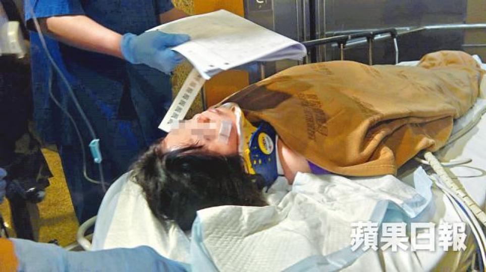 女事主臉部及耳背受傷送院。阻止兇徒再傷害女事主的外籍男子,在場協助警員調查。 女事主臉部及耳背受傷送院。阻止兇徒再傷害女事主的外籍男子,在場協助警員調查。