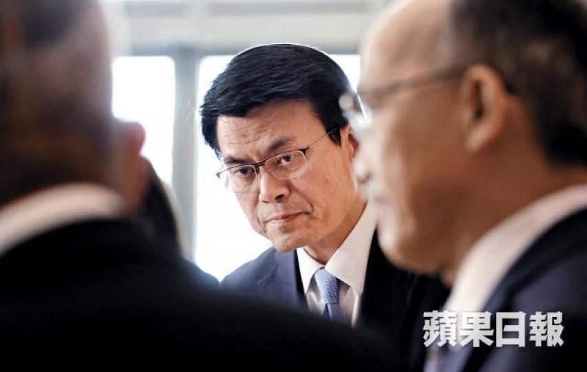 邱騰華昨與商會代表見記者,指「香港要為最壞打算做好準備」。香港物流業指美國關稅大增,業界或掀倒閉及裁員潮。 邱騰華昨與商會代表見記者,指「香港要為最壞打算做好準備」。香港物流業指美國關稅大增,業界或掀倒閉及裁員潮。