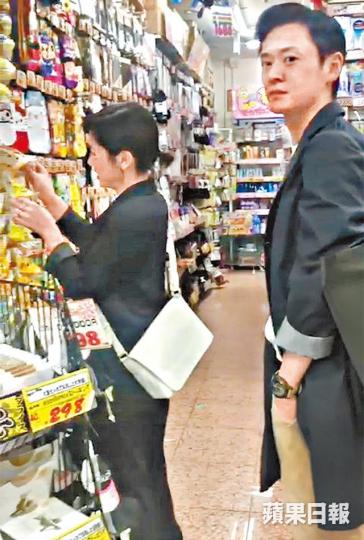 【耐心守候】楊偲泳在新宿睇卡通襪，張振朗就一直在旁邊耐心守候。讀者提供圖片【甜蜜揀襪】張振朗又不時給意見，看來與偲泳相當甜蜜。【睇護膚品】張振朗除了陪女友揀卡通襪，還一同睇護膚品。ViuTV小花楊偲泳熱愛運動，身材甚弗，更擁32D爆乳。資料圖片偲泳在teamLab Borderless美術館留影，相信是出自張振朗之手。互聯網圖片張振朗的Ig上也有遊日時的「女朋友視角」照片。互聯網圖片