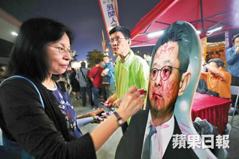 集會人士昨晚在陳維安肖像上塗鴉,不滿他越權。 集會人士昨晚在陳維安肖像上塗鴉,不滿他越權。