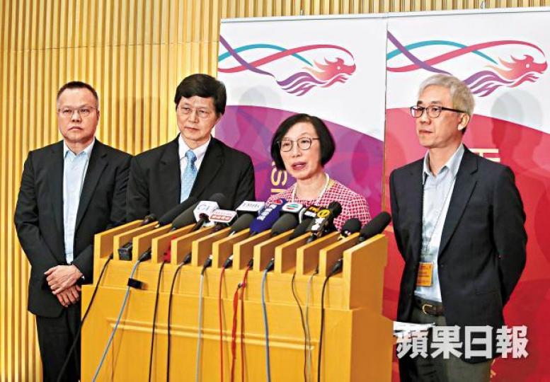 陳肇始(右二)指上水屠房暫停運作。馬泉崇攝工作人員昨晚身穿防護衣物進入上水屠房。司徒韋桐攝 陳肇始(右二)指上水屠房暫停運作。馬泉崇攝工作人員昨晚身穿防護衣物進入上水屠房。司徒韋桐攝