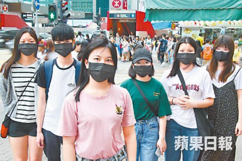 年僅14歲的Elsa(左三)不甘受騙,花了數個月在網上組織其他苦主,誓要討回公道。詹家志攝 年僅14歲的Elsa(左三)不甘受騙,花了數個月在網上組織其他苦主,誓要討回公道。詹家志攝
