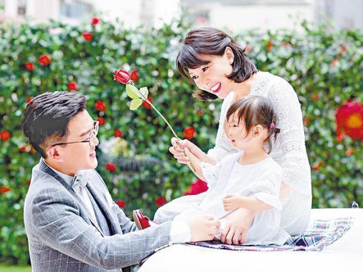 黃婉曼指囡囡最初不合作，最終要以送花給爸爸成功影相。互聯網圖片黃婉曼的預產期將於月底，日前趁卸貨前影大肚寫真。互聯網圖片