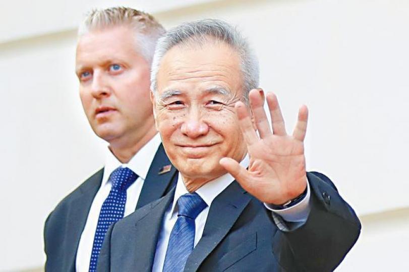 劉鶴在首日談判後離開美國貿易代表辦公室時主動與門外人士揮手。美聯社 劉鶴在首日談判後離開美國貿易代表辦公室時主動與門外人士揮手。美聯社