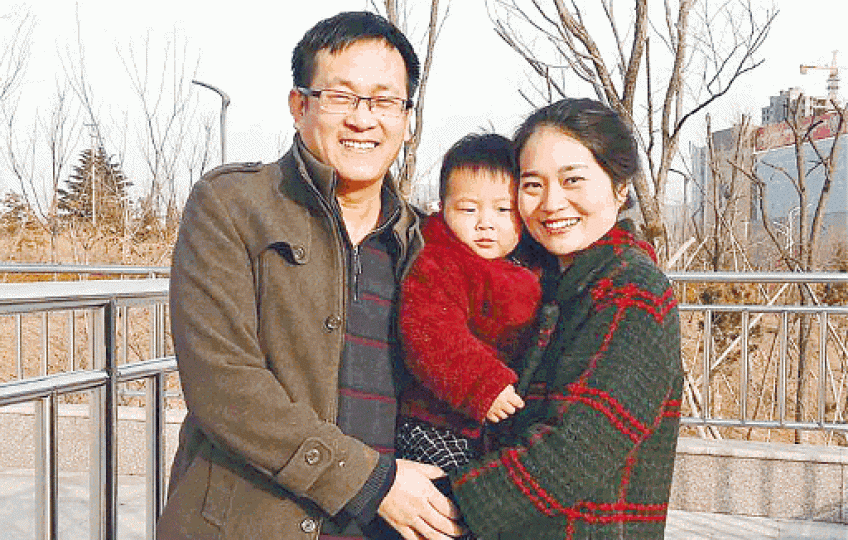 李文足(右)公開王全璋(左)在獄中寄來的首封家書。 李文足(右)公開王全璋(左)在獄中寄來的首封家書。