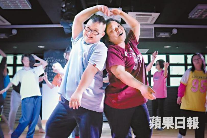 母子倆翩翩起舞,惠珍說,慶幸兒子讓自己走進他的世界。看着兒子的童年照,一步一腳印,惠珍說不容易卻也很快樂。這天,惠珍和兒子跟隨舞團公開演出,臨出門口,先整理儀容。說起跟蹤兒子下班的往事,惠珍說知道始終有日要放手。由軟癱在梳化,到今日成為舞團助教的Vincent能做出高難度大字馬。與媽媽在花墟,Vincent被問「送甚麼花給媽媽?」花未到手,惠珍早眉開眼笑。Vincent性格率真樂天,是社交能手。 母子倆翩翩起舞,惠珍說,慶幸兒子讓自己走進他的世界。看着兒子的童年照,一步一腳印,惠珍說不容易卻也很快樂。這天,惠珍和兒子跟隨舞團公開演出,臨出門口,先整理儀容。說起跟蹤兒子下班的往事,惠珍說知道始終有日要放手。由軟癱在梳化,到今日成為舞團助教的Vincent能做出高難度大字馬。與媽媽在花墟,Vincent被問「送甚麼花給媽媽?」花未到手,惠珍早眉開眼笑。Vincent性格率真樂天,是社交能手。