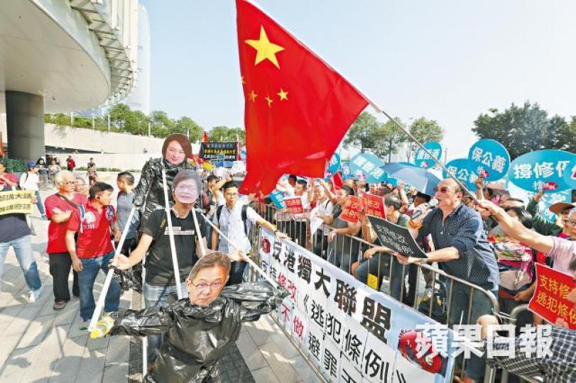 市民自製印有李慧琼、林鄭月娥及陳維安肖像的示威道具,與撐修例陣營對峙。李家皓攝 市民自製印有李慧琼、林鄭月娥及陳維安肖像的示威道具,與撐修例陣營對峙。李家皓攝