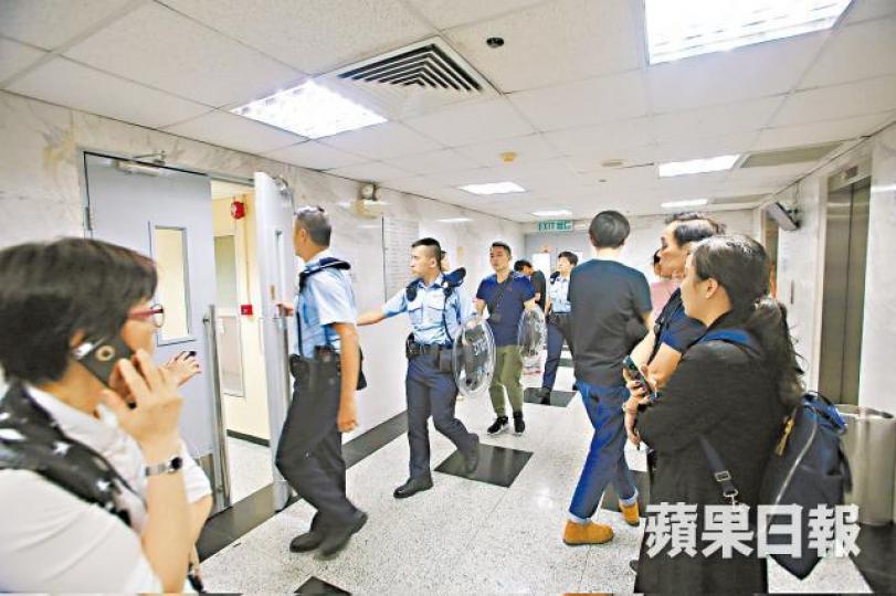 診所職員報警求助,警員持盾牌到場戒備。 診所職員報警求助,警員持盾牌到場戒備。