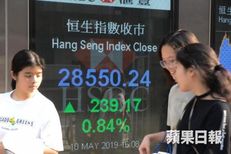 受中美貿易戰影響,港股今年走勢料坐過山車。 受中美貿易戰影響,港股今年走勢料坐過山車。