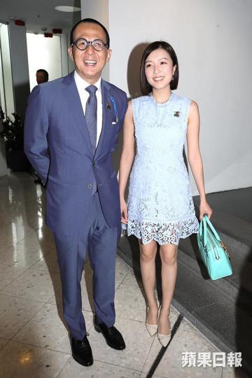 小小超拖着比自己年少廿六年的港姐女友出巡，說是超人「未來千億新抱」已不為過。