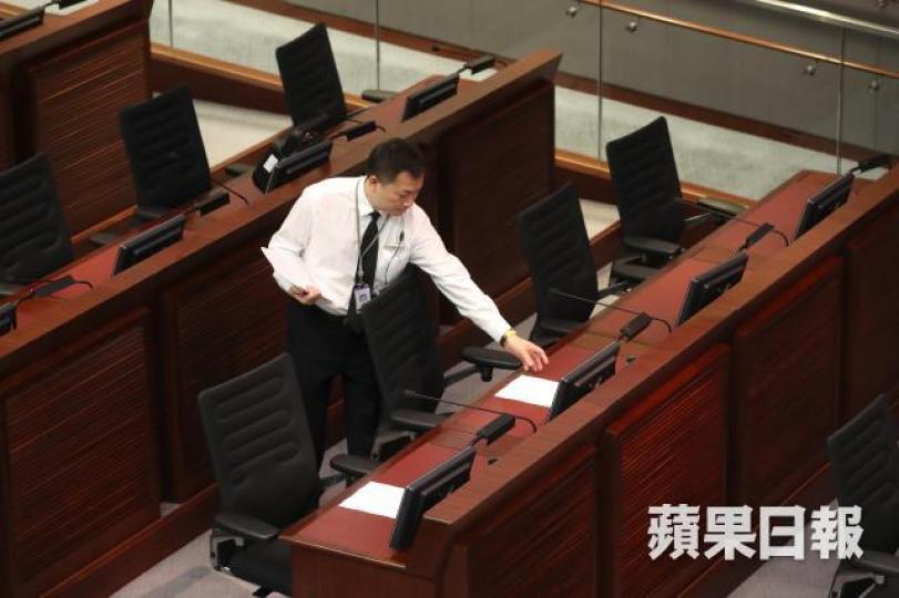 立法會秘書處職員昨派發文件時只放在建制派議員的位置。 立法會秘書處職員昨派發文件時只放在建制派議員的位置。