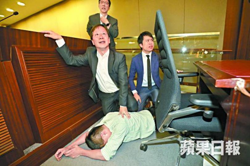 范國威倒地不起,郭家麒及鄺俊宇促召救護車協助。留醫瑪麗醫院神經外科的范國威需等候腦掃描報告。 范國威倒地不起,郭家麒及鄺俊宇促召救護車協助。留醫瑪麗醫院神經外科的范國威需等候腦掃描報告。