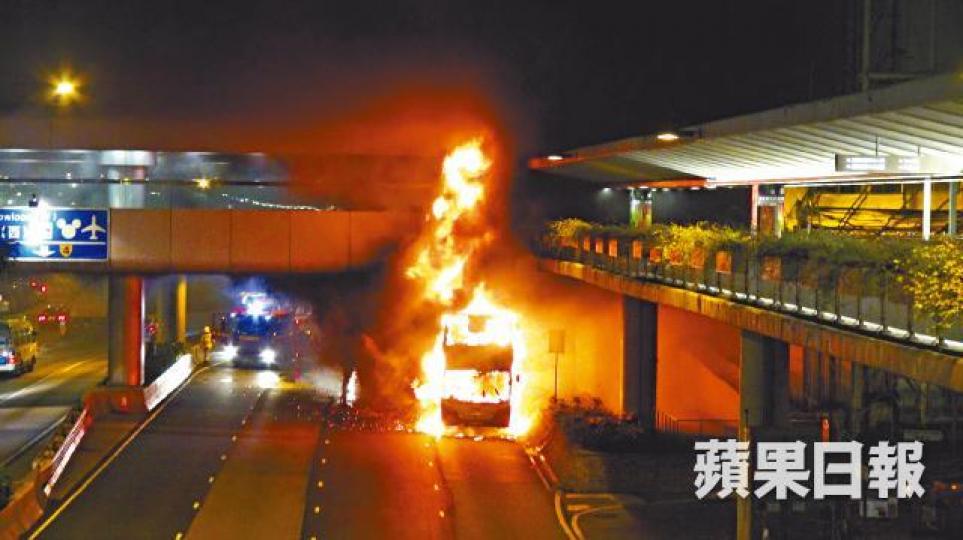 九巴行經交易廣場對開時,突然冒煙着火「燒通頂」。徐雲庭攝火勢波及行人天橋底部,消防撲熄後繼續向巴士車架射水。 九巴行經交易廣場對開時,突然冒煙着火「燒通頂」。徐雲庭攝火勢波及行人天橋底部,消防撲熄後繼續向巴士車架射水。