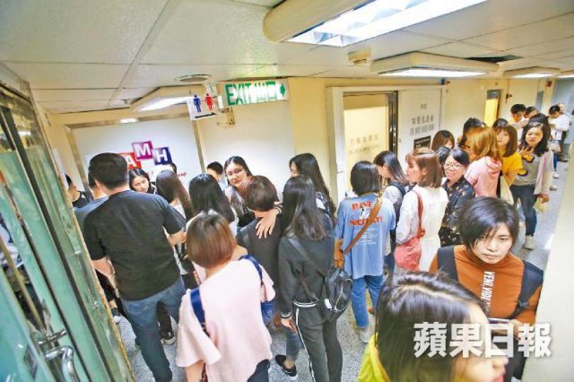大批內地客昨在環亞體檢集團油麻地診所外等候退款安排。梁瑞帆攝來自深圳的駱小姐曾打了一針並無異樣,昨獲環亞退款4,000元。 大批內地客昨在環亞體檢集團油麻地診所外等候退款安排。梁瑞帆攝來自深圳的駱小姐曾打了一針並無異樣,昨獲環亞退款4,000元。