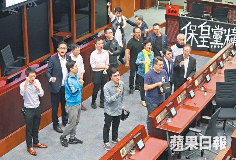 民主派議員昨在法案委員會會議上自備咪高峯及擴音器。張志華攝 民主派議員昨在法案委員會會議上自備咪高峯及擴音器。張志華攝