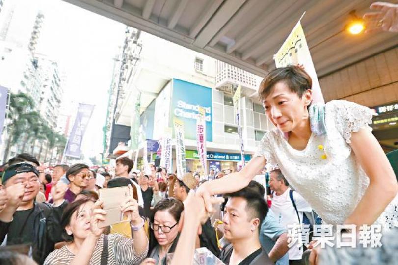 陳淑莊上月在反引渡惡法大遊行的街站與市民握手。 陳淑莊上月在反引渡惡法大遊行的街站與市民握手。