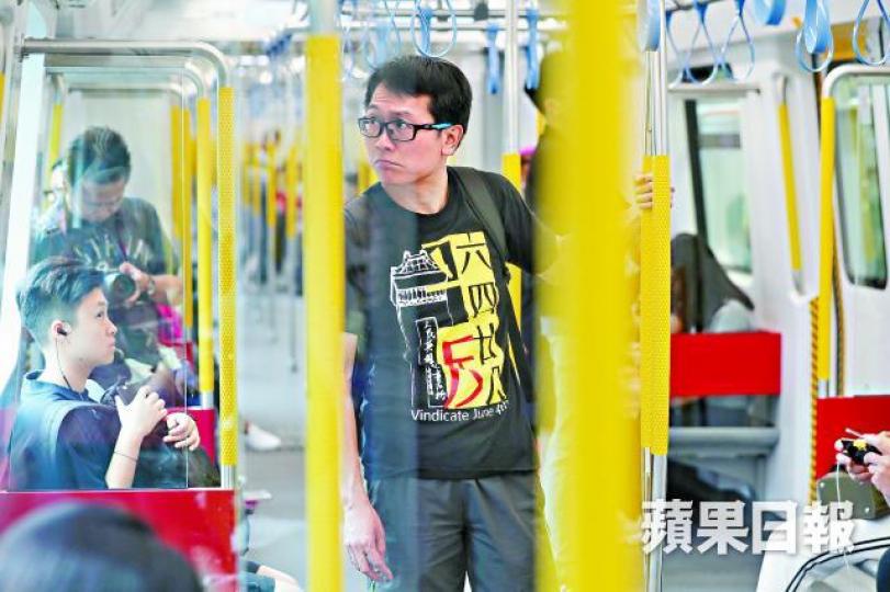 返工坐地鐵、跑步、甚至去外地旅行,黎國傑都堅持穿上「平反六四」的T恤。謝榮耀攝黎國傑家中有一衣櫃的「六四戰衣」,T恤上民主女神高舉的火炬在褪色。阿傑第一年參加六四長跑就遇到華叔。受訪者提供圖片參加「六四長跑」的倫智偉說,跑步正是最生活化的悼念方式之一。周智堅攝倫智偉以倫彬報名,在工聯會國慶跑中將號碼布改為1967林彬,表達不滿。受訪者提供圖片 返工坐地鐵、跑步、甚至去外地旅行,黎國傑都堅持穿上「平反六四」的T恤。謝榮耀攝黎國傑家中有一衣櫃的「六四戰衣」,T恤上民主女神高舉的火炬在褪色。阿傑第一年參加六四長跑就遇到華叔。受訪者提供圖片參加「六四長跑」的倫智偉說,跑步正是最生活化的悼念方式之一。周智堅攝倫智偉以倫彬報名,在工聯會國慶跑中將號碼布改為1967林彬,表達不滿。受訪者提供圖片
