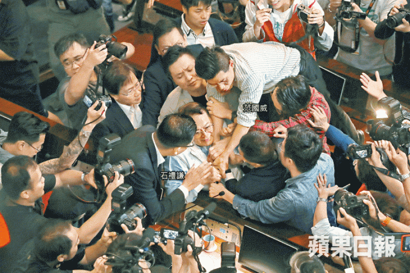 石禮謙在建制派及保安簇擁下主持法案委員會會議,新同盟范國威爬上枱企圖搶走無線咪。謝榮耀攝混亂期間謝偉俊強行扯走朱凱廸。陳善南攝 石禮謙在建制派及保安簇擁下主持法案委員會會議,新同盟范國威爬上枱企圖搶走無線咪。謝榮耀攝混亂期間謝偉俊強行扯走朱凱廸。陳善南攝