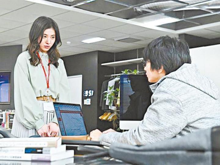 日劇《我要準時下班》由吉高由里子主演，敢於向上司的無理要求說不，就是她的信條。《向》劇改編自日本作家朱野歸子的小說。初入職場的吉高每月加班平均100小時，有病也不敢請假。捱到病的吉高從樓梯滾下後，才醒覺因開工險死是何等不值。吉高曾在電影《蛇信與舌環》中，挑戰尺度大膽的SM場面。