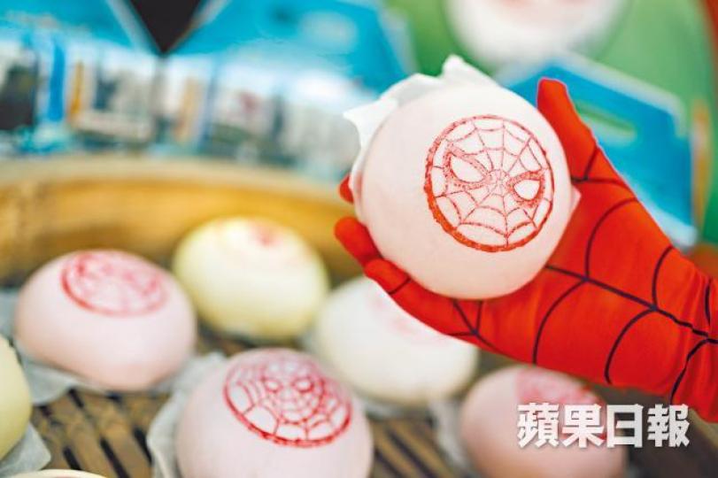 郭錦記限量蜘蛛俠平安包昨午5時許已售罄。大批市民昨早在中環碼頭輪候往長洲的渡輪。 郭錦記限量蜘蛛俠平安包昨午5時許已售罄。大批市民昨早在中環碼頭輪候往長洲的渡輪。