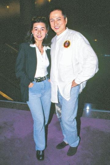 姜坤與湯鎮業年齡相差十三載,結婚八年終告離婚。資料圖片湯鎮業與姜坤育有一女兩子,姜坤指前夫是好爸爸。資料圖片 姜坤與湯鎮業年齡相差十三載,結婚八年終告離婚。資料圖片湯鎮業與姜坤育有一女兩子,姜坤指前夫是好爸爸。資料圖片