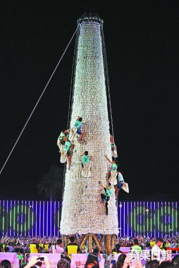 踏入午夜12時,搶包山正式開始,健兒競爭激烈。陳善南攝今屆「包山王」郭嘉明及「包山后」龔子珊捧盃合照。陳善南攝 踏入午夜12時,搶包山正式開始,健兒競爭激烈。陳善南攝今屆「包山王」郭嘉明及「包山后」龔子珊捧盃合照。陳善南攝
