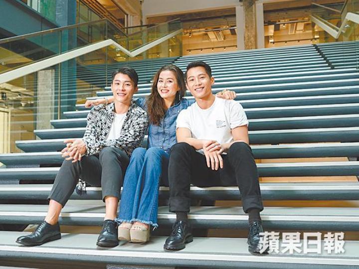 姜坤在大孖湯君慈(右)與細孖湯君耀中間,猶如三姊弟。大孖與細孖左右夾攻錫媽咪姜坤,更送上蛋糕。姜坤保養得宜又苗條,但她表示陀孖仔時體重曾重達190磅。湯鎮業孖仔君慈(右二)與君耀(中)前年在UCLA畢業,全家人赴美國祝賀。資料圖片姜坤離婚後照顧三子女,眨眼已離婚近二十年。 姜坤在大孖湯君慈(右)與細孖湯君耀中間,猶如三姊弟。大孖與細孖左右夾攻錫媽咪姜坤,更送上蛋糕。姜坤保養得宜又苗條,但她表示陀孖仔時體重曾重達190磅。湯鎮業孖仔君慈(右二)與君耀(中)前年在UCLA畢業,全家人赴美國祝賀。資料圖片姜坤離婚後照顧三子女,眨眼已離婚近二十年。