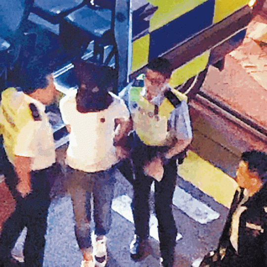 中槍疑犯被捕後黑布蒙頭送院治理。讀者提供圖片警員搜查涉事平治私家車,車身有被射擊痕迹(圓圖)。 中槍疑犯被捕後黑布蒙頭送院治理。讀者提供圖片警員搜查涉事平治私家車,車身有被射擊痕迹(圓圖)。