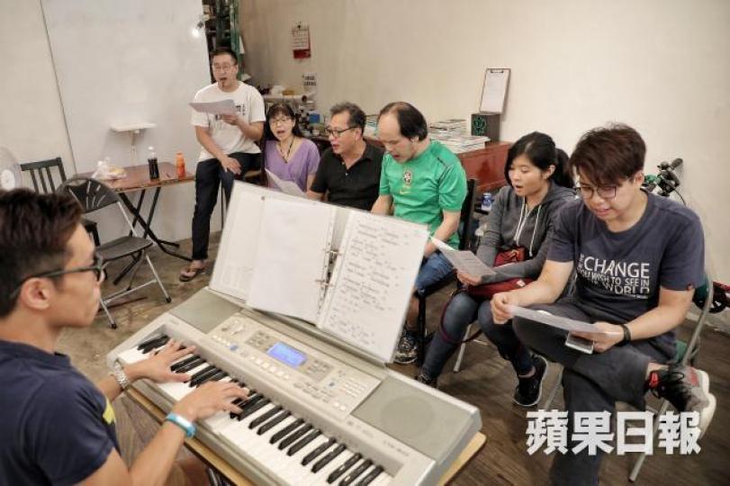 「六四報哀音」其中一首歌是樂隊RubberBand的《睜開眼》,盼可引起年輕人共鳴。許頌明攝 「六四報哀音」其中一首歌是樂隊RubberBand的《睜開眼》,盼可引起年輕人共鳴。許頌明攝