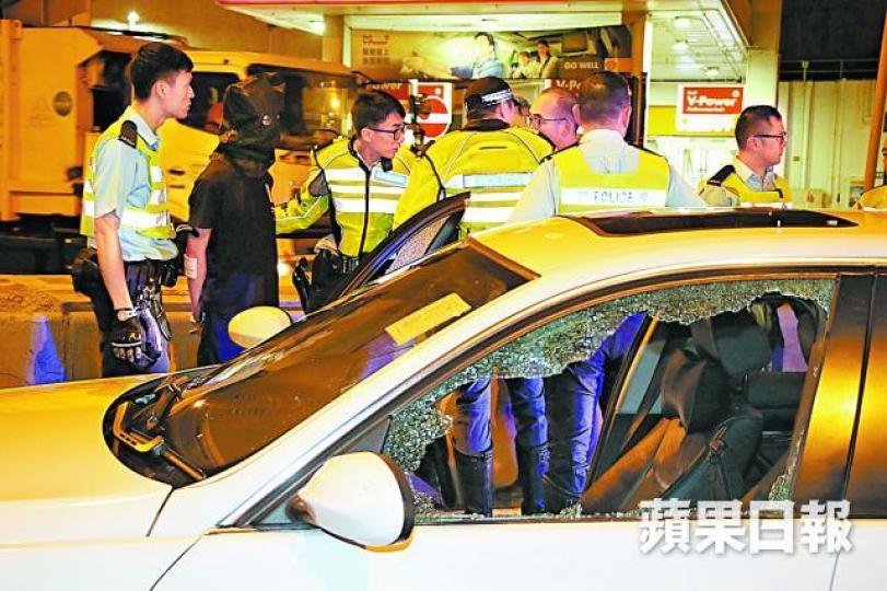 寶馬司機被警員扑爆車窗制服,黑布蒙頭接受調查。謝志輝攝 寶馬司機被警員扑爆車窗制服,黑布蒙頭接受調查。謝志輝攝