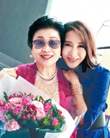 黎姿貼出與媽媽的合照,趁母親節向對方說「I love you!」。互聯網圖片 黎姿貼出與媽媽的合照,趁母親節向對方說「I love you!」。互聯網圖片