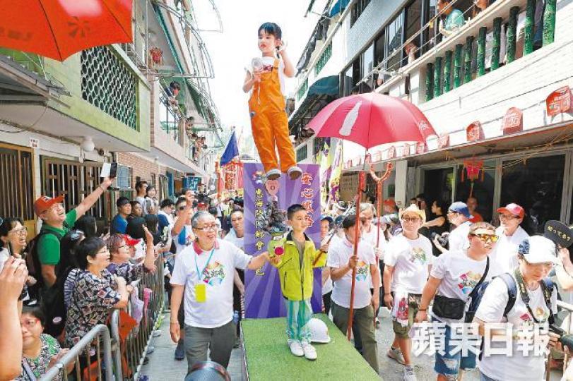 【安心鐵路】曾為港鐵代言的黃心穎與發生列車出軌事故的港鐵主席馬時亨同時成為飄色主角。張志華攝【法網難逃】政府強推送中條例,林鄭月娥與李家超昨齊齊登場。【大智若嶼】「小林鄭」與鄉紳「小侯強」諷刺明日大嶼計劃填海影響生態。飄色巡遊期間,路旁觀眾興高采烈,紛紛舉機拍攝。扮演車神李慧詩的小演員出場後大哭,終獲坐下嘆雪條。 【安心鐵路】曾為港鐵代言的黃心穎與發生列車出軌事故的港鐵主席馬時亨同時成為飄色主角。張志華攝【法網難逃】政府強推送中條例,林鄭月娥與李家超昨齊齊登場。【大智若嶼】「小林鄭」與鄉紳「小侯強」諷刺明日大嶼計劃填海影響生態。飄色巡遊期間,路旁觀眾興高采烈,紛紛舉機拍攝。扮演車神李慧詩的小演員出場後大哭,終獲坐下嘆雪條。