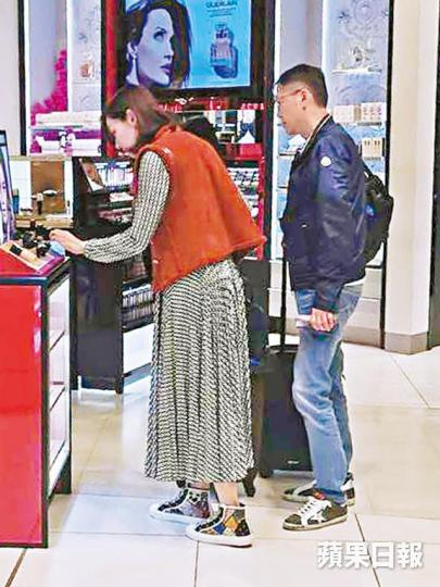 李嘉欣同老公許晉亨喺機場行免稅店,睇得非常入神。讀者提供圖片噚日係母親節,李嘉欣貼出同囝囝嘅合照慶祝。互聯網圖片李嘉欣早前就已經喺Ig貼過囝囝Jayden學騎馬嘅相。互聯網圖片 李嘉欣同老公許晉亨喺機場行免稅店,睇得非常入神。讀者提供圖片噚日係母親節,李嘉欣貼出同囝囝嘅合照慶祝。互聯網圖片李嘉欣早前就已經喺Ig貼過囝囝Jayden學騎馬嘅相。互聯網圖片