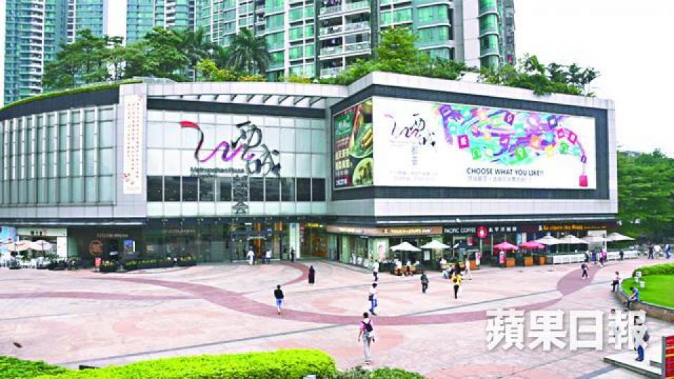 領展的廣州西城都薈商場上蓋為私人樓宇,未必能複製香港經驗。記者由中午時分起觀察至傍晚,西城都薈人流並不算多。 領展的廣州西城都薈商場上蓋為私人樓宇,未必能複製香港經驗。記者由中午時分起觀察至傍晚,西城都薈人流並不算多。