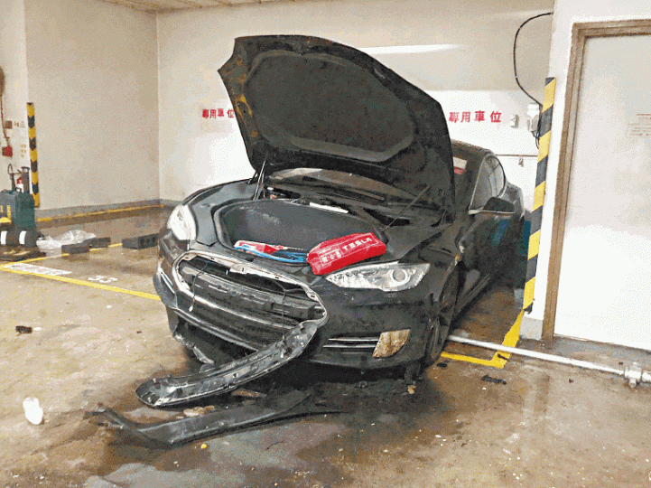 Tesla電動車突起火焚燒,車頭燒毀。讀者提供圖片消防員接報到新蒲崗廣場停車場將火救熄。 Tesla電動車突起火焚燒,車頭燒毀。讀者提供圖片消防員接報到新蒲崗廣場停車場將火救熄。