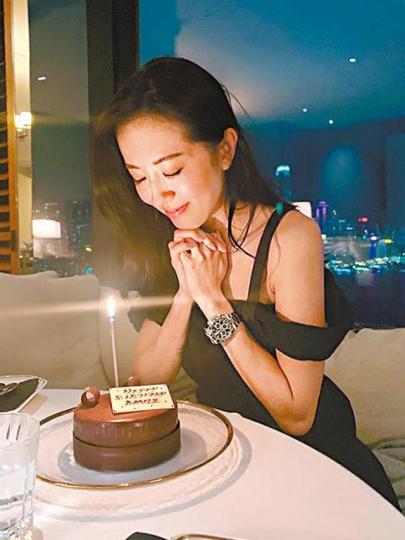 唐詩詠之前生日上載的相片衣着，被指跟葉朗程文中的「金牛座女子」（下圖）一樣。互聯網圖片互聯網圖片