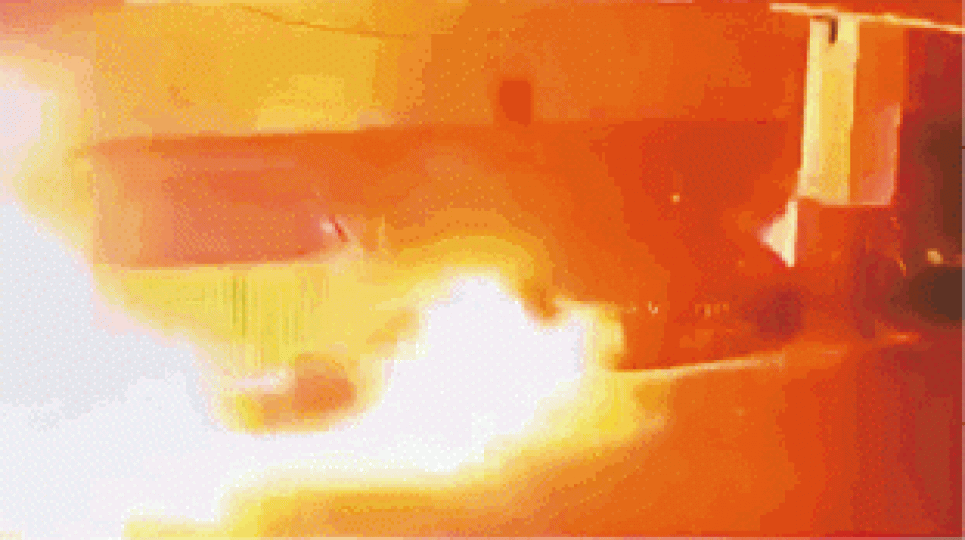 上月,上海徐匯區泰德花苑地下停車場的Tesla電動車,車底突冒白煙,不足半分鐘內即爆炸起火。 上月,上海徐匯區泰德花苑地下停車場的Tesla電動車,車底突冒白煙,不足半分鐘內即爆炸起火。