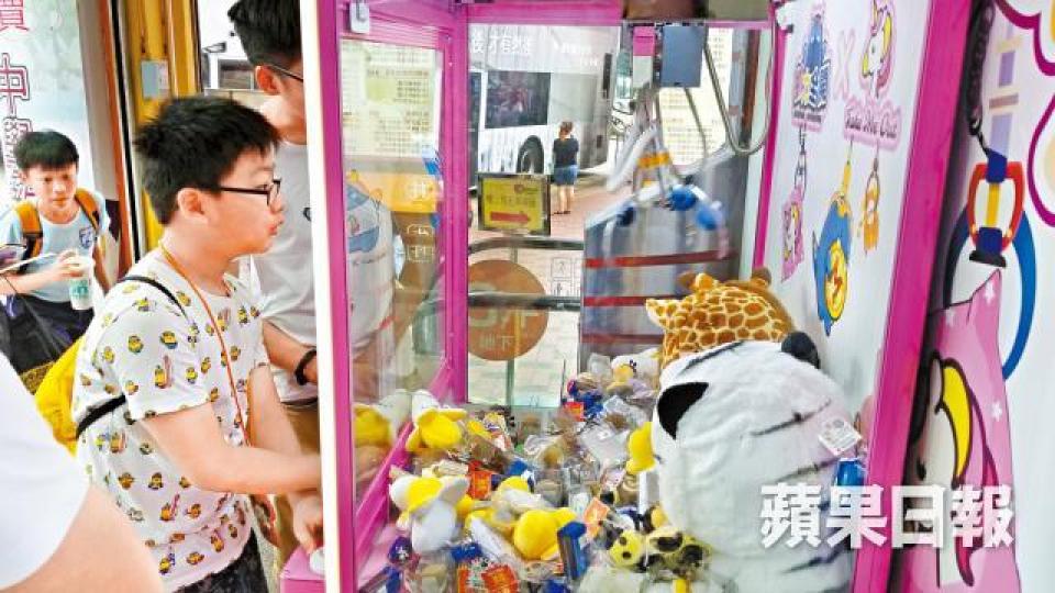 夾公仔再成熱潮,近年街頭湧現越來越多夾公仔機。 夾公仔再成熱潮,近年街頭湧現越來越多夾公仔機。