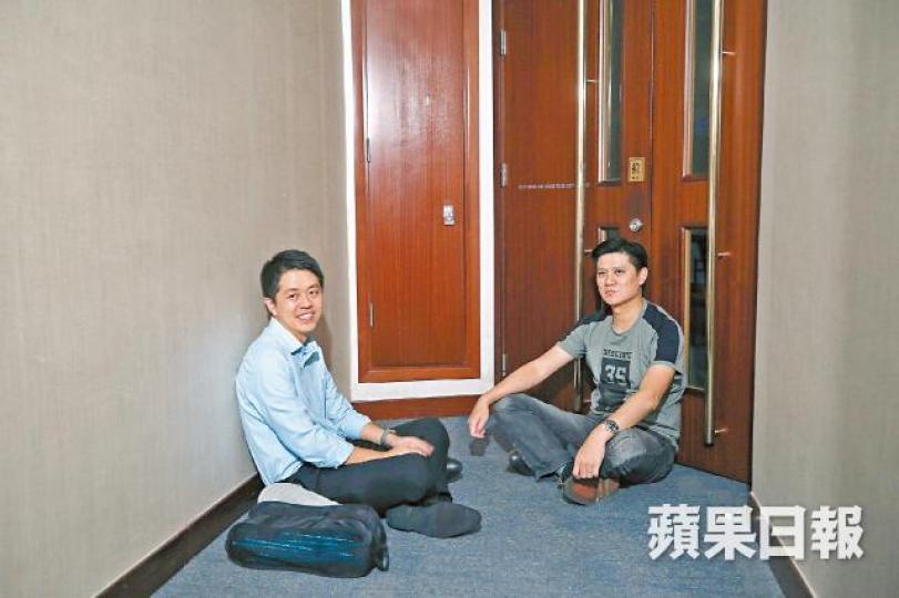 許智峯(左)及譚文豪昨晚打頭陣守在立法會會議室外。黎樹雄攝市民昨晚響應號召到立法會外集會,部份人自備帳篷通宵留守。伍嘉亮攝立法會秘書處將會議廳大門用鐵鏈鎖上,以防民主派議員霸房。會議廳出入口被鐵棒封住。朱永倫攝 許智峯(左)及譚文豪昨晚打頭陣守在立法會會議室外。黎樹雄攝市民昨晚響應號召到立法會外集會,部份人自備帳篷通宵留守。伍嘉亮攝立法會秘書處將會議廳大門用鐵鏈鎖上,以防民主派議員霸房。會議廳出入口被鐵棒封住。朱永倫攝