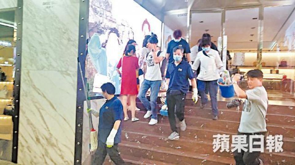 多名清潔人員到海港城GUCCI消毒及清潔。黎家駒攝 多名清潔人員到海港城GUCCI消毒及清潔。黎家駒攝