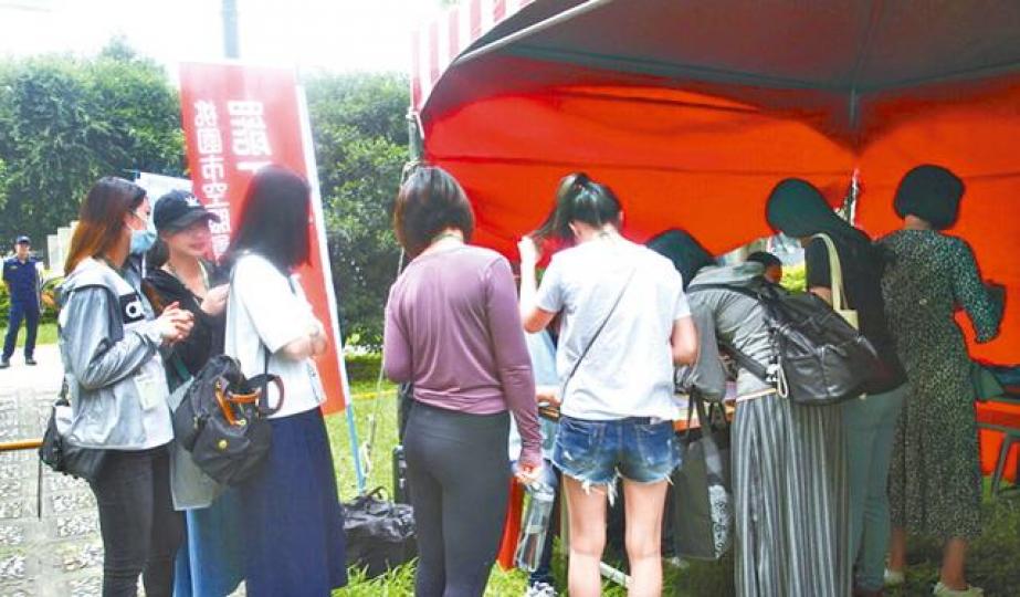 長榮空服員排隊進行罷工投票。 長榮空服員排隊進行罷工投票。