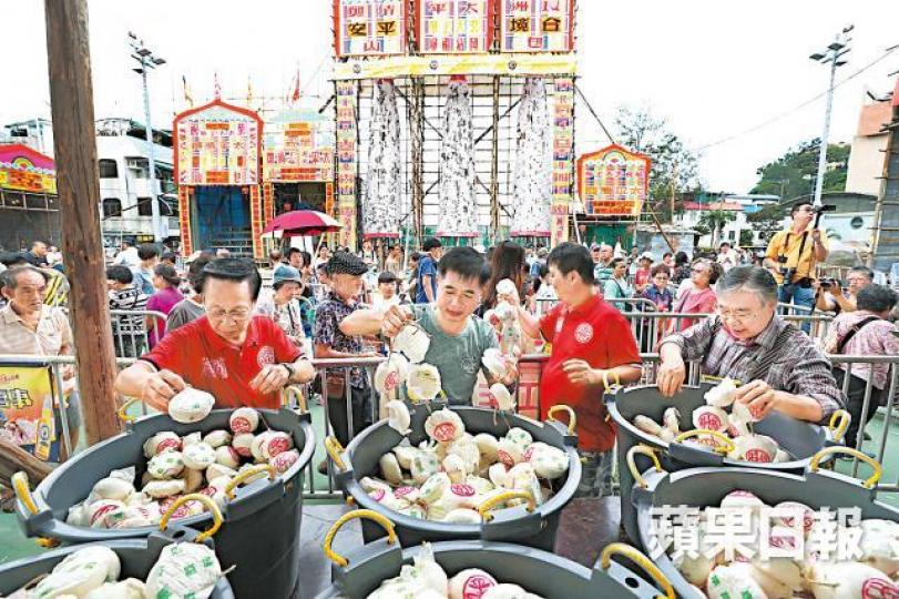 工作人員昨揀選完好無缺及乾淨的平安包派發給市民。廣東遊客雷小姐 工作人員昨揀選完好無缺及乾淨的平安包派發給市民。廣東遊客雷小姐
