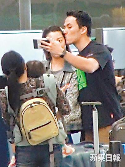 【恩愛自拍】猷啟前日帶妻女搭經濟艙去上海探外母，等辦理登機手續時啜面珠自拍。DV圖片【分工合作】猷啟負責拎行李，囡囡就由工人姐姐照顧。【扮花撩女】GiGi母愛爆棚，主動逗囡囡玩。猷啟表示囡囡剛過了一歲生日，會考慮再生。
