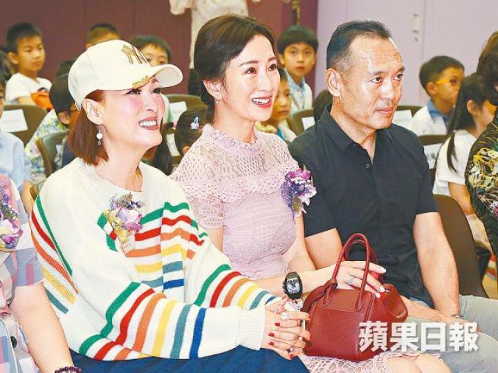 （左起）李蕙敏、梁佩瑚及其丈夫昨日出席數學比賽頒獎禮。